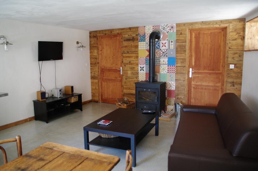 Appartement Dans Chalet De Montagne Bozel 객실 사진